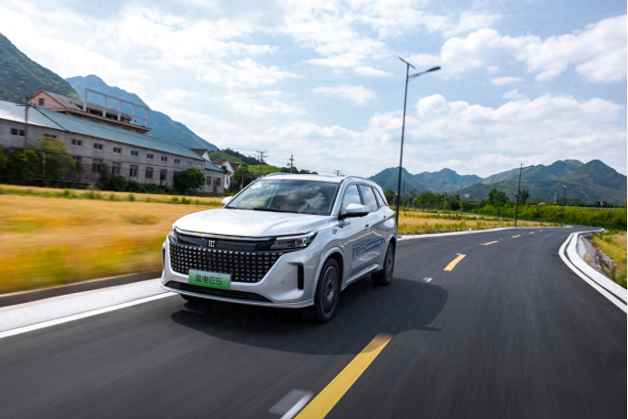 10万起就能买中型的SUV,电混动力,提供57座,可看蓝电E5!