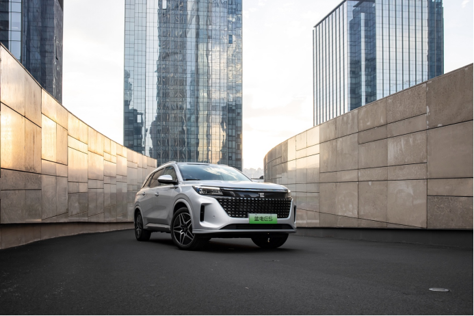 10万出头能购买的大7座新能源SUV,蓝电E5不比博越L香吗?