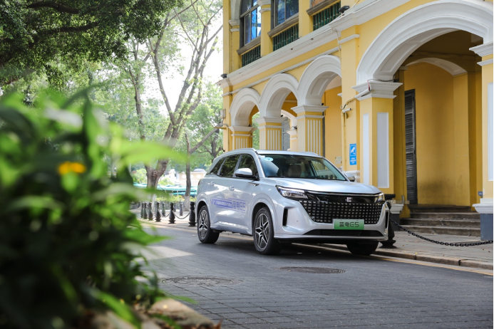 中型插混VS紧凑型油车,蓝电E5和长安CS75 PLUS,该怎么选?