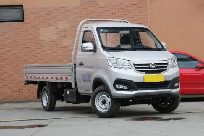 都是大厂卡车:东风小康D71和长安跨越王X3谁更好