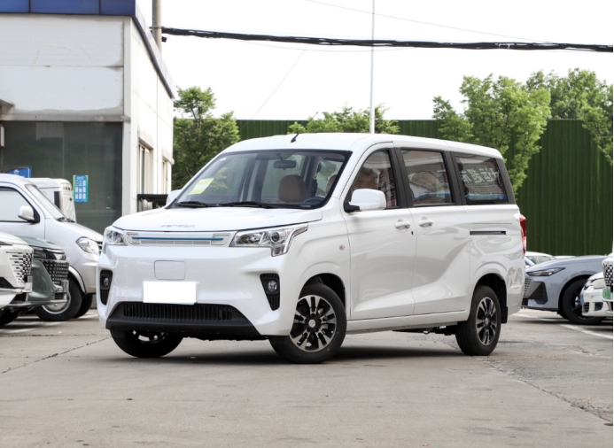 风光E380搭载比亚迪刀片电池、5m³大空间,还有营运资质,只要9.48万出头哦