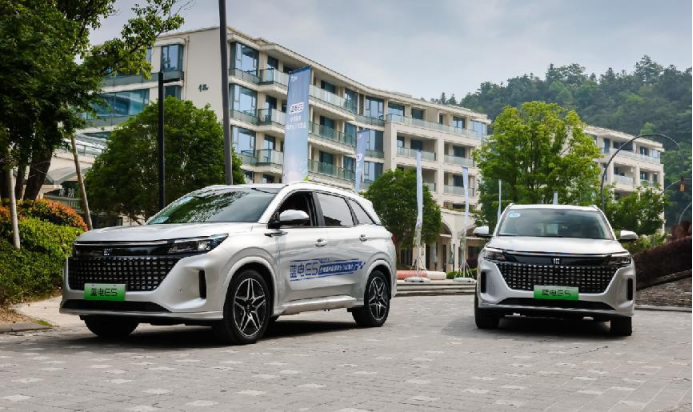 中型SUV,是插混、还不到10万,蓝电E5让吉利博越L怎么“活”?