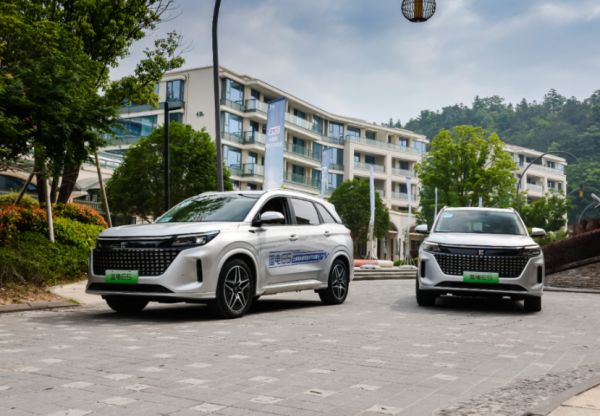 同样是买插混SUV,蓝电E5比欧尚Z6 iDD便宜3万,还有7座可选!