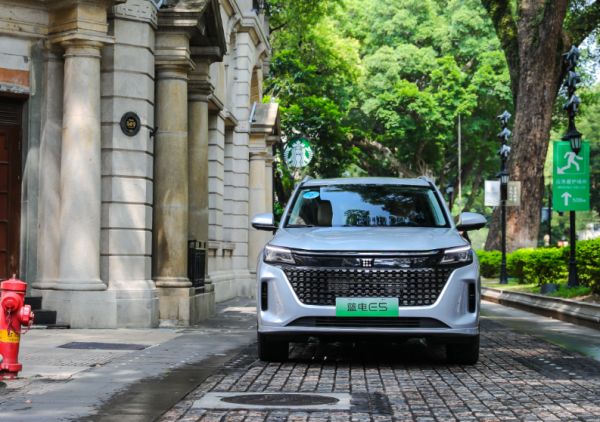 新年买新车:9.98万的蓝电E5,串亲戚、拉年货实用又有面,价格亲民